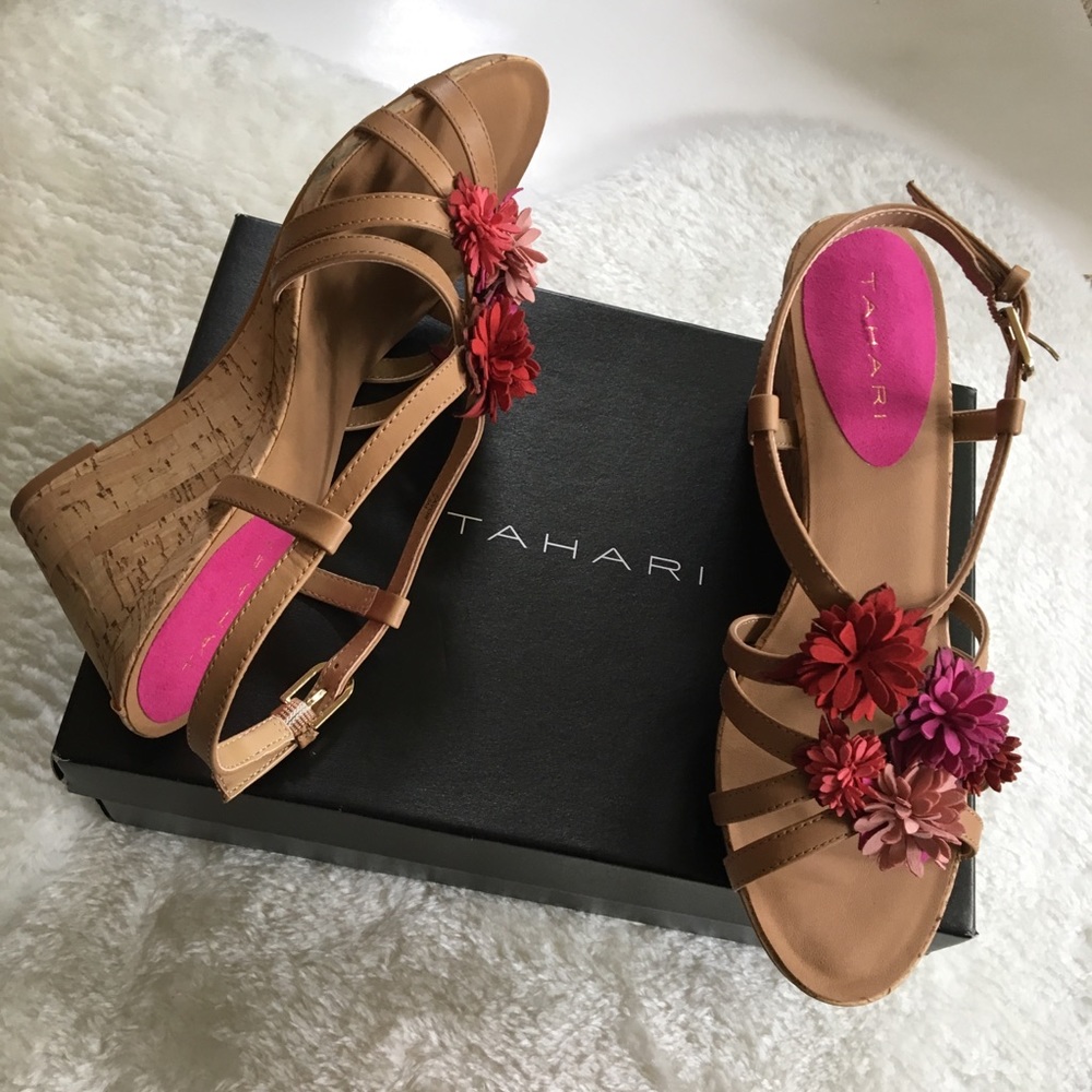 Tahari Favor leather flower sandal SIZE 7-1/2m